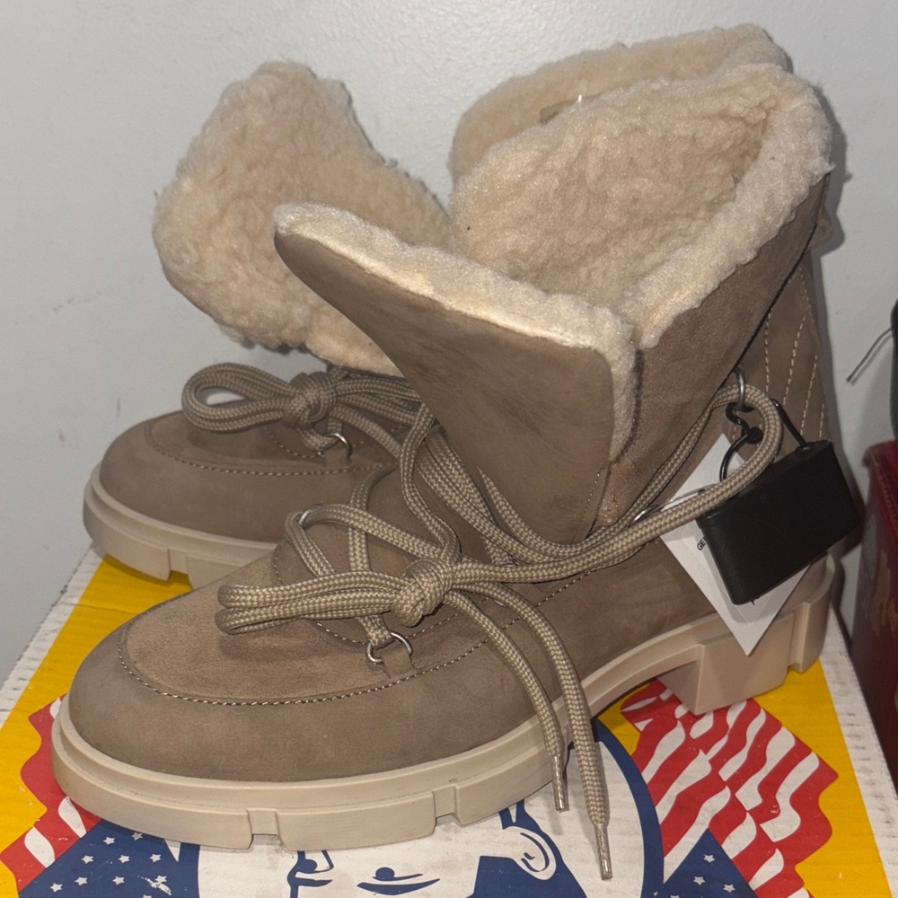 Women’s Avellini Suede Winter Boots with Faux Fur Lining size 8